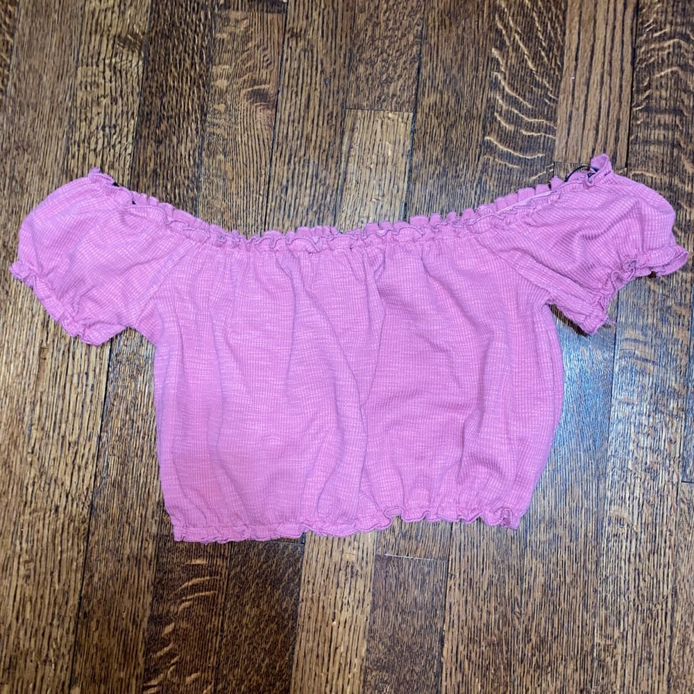Forever 21, size small off the shoulder crop top. Cute pink top.